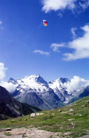 Goléon p01-37.jpg - JOUER AVEC LE VENT.Copyright PiR.